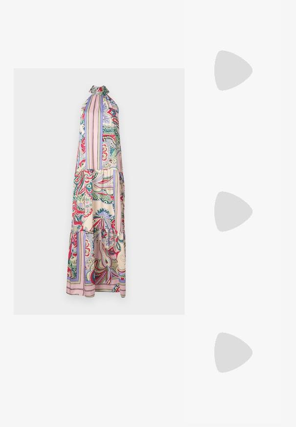 Vestido maxi con cuello halter, fabricado con un tejido estampado que presenta diseños florales y de paisley en rojo, verde, rosa y azul, con una silueta fluida.; Sandalia negra de tiras con punta cuadrada y tacón bajo de bloque. Presenta múltiples tiras delgadas y una correa ajustable en el tobillo. Fabricada en cuero suave.; Bolso cruzado de piel negra con textura suave, forma rectangular y un detalle de cadena metálica en el frente. Incluye una correa ajustable.; Pendientes en tono dorado con cristales transparentes en forma ovalada rodeados de piedras transparentes más pequeñas, con un diseño de gancho para un uso seguro.