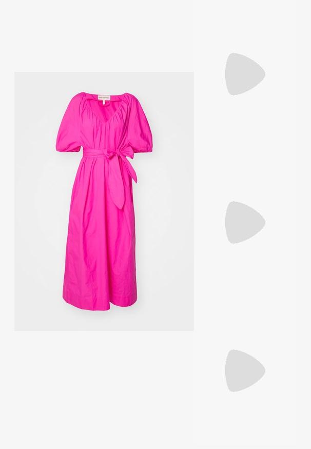 Mara Hoffman ALORA - Kokteilikleit/peokleit - hot pink; Must musta nahkkinga lamead kontsad, ruudukujulise varbaga, pahkluu rihmaga, mis sisaldab hõbedast taakleid, ning lame tald. Siledat pinda ja minimalistlikku disaini.; Maje MISS MINI - Ülerinna-kott - noir; Kuldne tooni kõrvarõngad mitme voolava ahelaga, millel on selged ovaalsed rhinestone aktsendid ja dekoratiivsed stud-tippud.