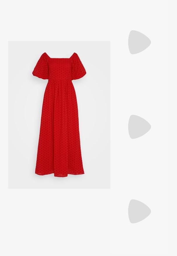 Piros, földig érő ruha, puffos ujjakkal, négyzetes nyakkivágással és hímzett szemetes részletekkel az anyagban.; Tory Burch MELLOW MARY JANE - Papucsszandálok - perfect black/gold; Fekete kézitáska texturált bőrből, gyémántmintázattal, aranyszínű láncos pánttal és logóval gravírozott fedélzárral ellátott felső fogantyúval.; Arany színű fémkarika fülbevalók, amelyeken sima élekkel rendelkező négyzet alak látható, fényes felülettel, amely visszaveri a fényt.
