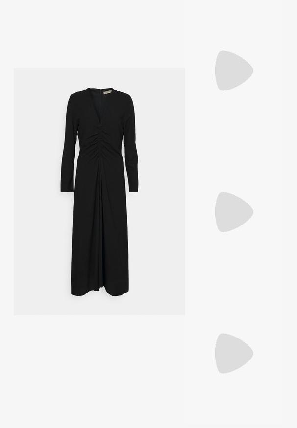 Robe noire à manches longues avec un décolleté en V profond, des détails froncés à l'avant et une silhouette droite et fluide. Fermeture éclair au dos.; Ballerines en cuir noir avec un bout rond, texture lisse, détails de couture minimalistes et design de semelle flexible.; Sac à main en cuir noir avec des détails en franges, chaîne dorée pour l'épaule et une poignée découpée. Présente le logo sur le devant.; Boucles d'oreilles en ton or avec plusieurs chaînes en cascade, présentant des accents en strass ovales transparents et des dessus à clous décoratifs.