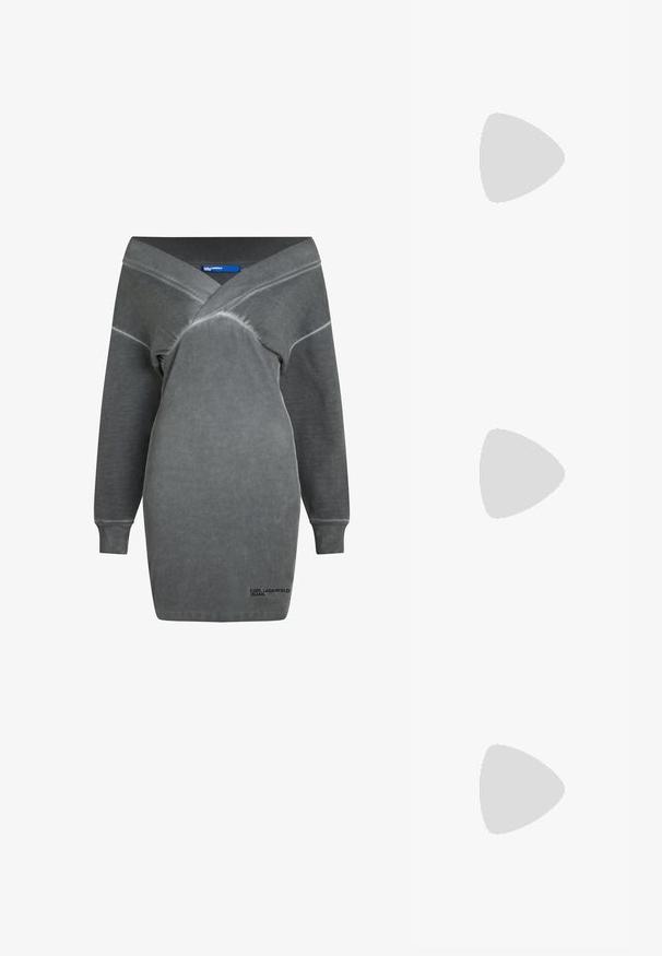 Harmaa ylisuuri mekko, jossa on syvä V-pääntie, pitkät hihat ja ribbausreunat. Valmistettu pehmeästä kankaasta, jossa on hieman teksturoitu pinta. Sisältää logodetaljin.; Mustat korkokengät sandaalit, joissa on ohuet hihnat solmittuna, sileä neliön muotoinen varvasosa ja tyylikäs stiletto-korko.; Vaalea harmaa metallinen käsilaukku, jossa on ketjusanka. Laukku on koristeltu pienillä pyöreillä metallikoruilla ja kolmion muotoisella brändilogolla.; Hopehopeet hopehopeet hopehopeet hopehopeet, jolla on sileä, kiiltävä pinta. Pyöreä muoto, kevyt rakenne, jossa on neulakiinnitys.
