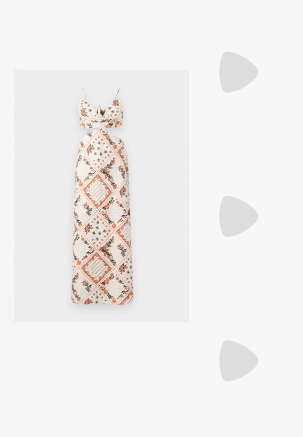 Robe maxi en tissu crème avec des motifs floraux en orange et vert. Bretelles nouées avec un corsage ajusté et une jupe évasée.; Bottines en cuir verni noir avec un bout pointu et un talon block de hauteur moyenne. Texture lisse et design minimaliste.; Lunettes de soleil surdimensionnées beiges avec une monture transparente et des verres teintés marron, arborant des accents floraux subtils et un design géométrique audacieux.; Sac à main noir à la forme structurée, texture lisse et fermoir métallique. Associé à un pantalon noir ample et des sandales ouvertes sur un sol en bois.