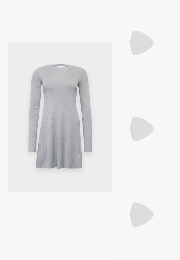 Rochie lungă gri cu mâneci lungi, textură ribbed, decolteu rotund și formă A-line fluidă. Design simplu, fără modele sau accente vizibile.; Pantof cu toc mic, cu vârf ascuțit și slingback, realizat din piele netedă, având un design decupat pe lateral pentru respirabilitate.; Geantă de mână din piele neagră, cu o formă curbată, mânere subțiri, fermoar argintiu și logo-ul Calvin Klein pe față. Textură netedă și design minimalist.; Trei inele din metal: unul roz aurie, unul auriu cu accente texturate și unul argintiu, toate cu branding gravat pe banda interioară.