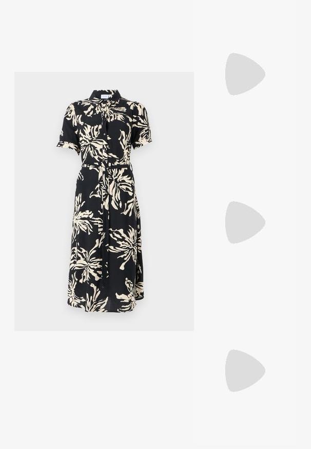 Kortärmad skjortklänning i svart tyg med stora krämfärgade blommönster, midja som dras åt med bälte, medellång, klassisk krage.; Svart lackläder slingbacksko med spetsig tå, ankelremmar med silverfärgade spännen och detaljer samt en smal klack.; Silver metallic handväska med en strukturerad form, utrustad med ett handtag upptill och en rosettdetalj på framsidan. Slät textur, reflekterande finish.; Örhängen i guldton med texturerade, vågiga former. Inkluderar skulpturala clip-on-stift och öppen hoop-design med hamrad finish.