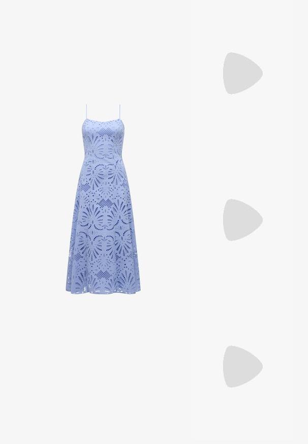 Hellblaues ärmelloses Kleid mit taillierter Oberseite und ausgestellt Rock, der mit kunstvollen Ausschnitten in Blumenmuster verziert ist.; Beige Lackleder Slingback-Absätze mit spitzem Fuß und 5 cm Absatz, mit ausgeschnittenen Seiten und einem schmalen Knöchelriemen.; Schildpatt-Sonnenbrille mit länglich-ovalen Gläsern, braunem Farbton, goldenen Logo-Akzenten an den Bügeln und schlanken schwarzen Bügeln.; Beige gemusterte Handtasche mit geschwungener Form, Lederakzenten und einem goldfarbenen Logo auf der Vorderseite. Verfügt über einen kurzen Griff für einfaches Tragen.; Perlen- und Kristallhalskette mit einem runden, perlenbesetzten Design in sanften Farbtönen, das abwechselnd Perlen und funkelnde Akzente zeigt, um den Hals getragen.