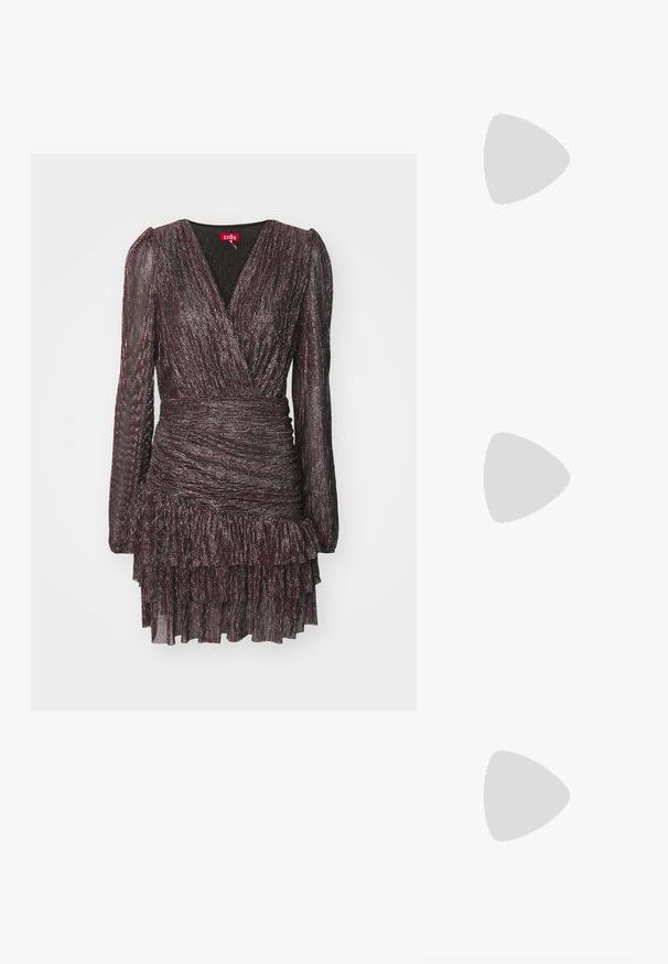 Tumši burgundijas krāsas garām piedurknēm aizvērtā kleita ar metāliskajiem pavedieniem, saspringtu jostu un kraukšķīgu apakšmalu. Rūpīgi izstrādāts dziļais V-veida kakls un teksturēts audums.; Melnas ādas augstpapēžu kurpes ar norādītu purngali, gludu tekstūru un šauru papēdi. Minimālistisks dizains, bez papildu rotājumiem.; Melnas ādas rokassoma ar strukturētu dizainu, divām augšējām rokturām, zelta toņa sprādzes akcentu un iegravētu zīmola logo priekšpusē.; Sudraba riņķveida auskari ar gludu, spīdīgu apdari. Apaļas formas, viegla dizaina, ar aizdari uz stieples.