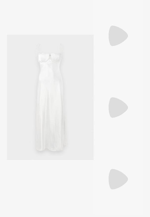 Rochie maxi din satin alb, cu un corset ajustat, decolteu soft în formă de inimă, bretele subțiri ajustabile și o deschidere pe lateral. Textură netedă și strălucitoare.; Top alb cu dungi, cu decolteu rotund și detaliu metalic pe umăr. Textură moale, design ajustat și stil fără mâneci.; Jachetă puffer cu un model maro și negru, asortată cu o fustă mini din piele de șarpe maro, cizme negre până la genunchi și o geantă mică neagră.; Geantă de piele neagră cu un design curbat, dotată cu studuri argintii, o cataramă și două buzunare laterale. Curea ajustabilă pentru opțiuni de transport.