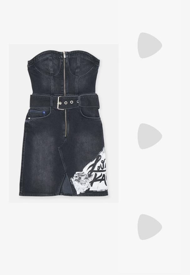 Svart denimkjole med strukturert bodice og glidelås. Har et bredt denimbelte, frontslipp og hvit grafisk trykk på kanten.; Svart bomulls t-skjorte med et grafisk trykk av to tegneseriFigurer med solbriller, sammen med teksten "KARL" i fete bokstaver.; Sorte skinn slingback-hæler med spiss tå, slank hæl og dekorativ spenne detalj på vampsiden. Glatt tekstur og stilrent design.; Svart- og hvitstripet håndveske med en strukturert form, som har et topphåndtak, en avtakbar kjedestropp, og metallisk logo-akcent.
