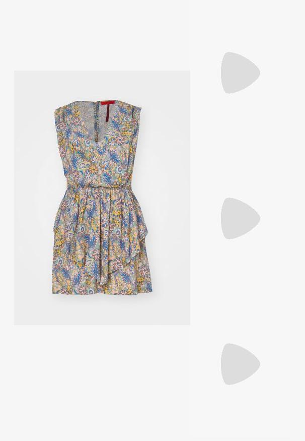 MAX&Co. CHUFY BURSA - Vapaa-ajan mekko - preubischblau vielfarbig; Musta nahka ballet-flatit, joissa on terävä kärki, nilkkaremmiliitos ja litteä pohja, varustettuna sileällä pinnalla ja minimalistisella muotoilulla.; Mustia aurinkolasit, joissa on suuri, kulmikas kehys, tummat linssit ja ohuet, tyylikkäät varret, joissa on pieni logo yhdellä puolella.; Hope-silver rengas, joissa on sileä ja kiillotettu pinta. Pyöreä muoto ja turvallinen napsautettava lukitus. Kevyt muotoilu sopii päivittäiseen käyttöön.