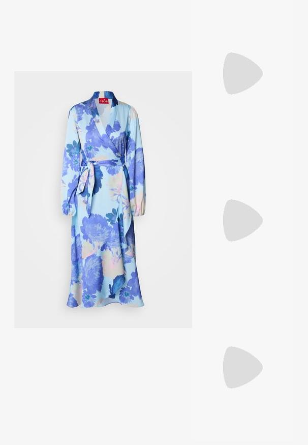 Cvjetna haljina omotnica u svijetloplavoj boji s velikim plavim i pastelnim cvjetovima. Dugi rukavi, svezana u struku i lepršavi dizajn sa mekim materijalom.; Svijetlosmeđi kožni loaferi s ušivenim prednjim dijelom i teksturiranim crnim platformastim potplatom. Imaju zakrivljeni dizajn i blagu elevaciju.; Plava lažna kožna torbica s trokutastim oblikom, gornjom ručkom i podesivim remenom za rame. Ima glatku teksturu i detalj s prednjim preklopom.; Srebrne kružne naušnice s glatkom, poliranom površinom. Okrugli oblik i sigurno kopčanje na klik. Lagani dizajn pogodan za svakodnevno nošenje.