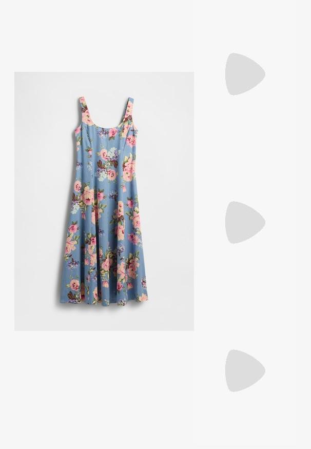 Blomstrete kjole i lyseblå stoff med rosa og lilla blomster. Har tynne stropper og en vid silhuett, myk tekstur.; Spiss tå slingback hæl i et glat, glinsende brunt materiale. Har et buet utskårent design og en slank stilett hæl. Sølvspenne detalj.; Skilpaddeskall solbriller med ovale linser, brunfargede, tynne stenger med teksturert mønster, lett plastisk ramme.; Brun lærcrossbody-veske med en buet form, gullhardware og et spenneakcent. Har en avtakbar skulderreim.