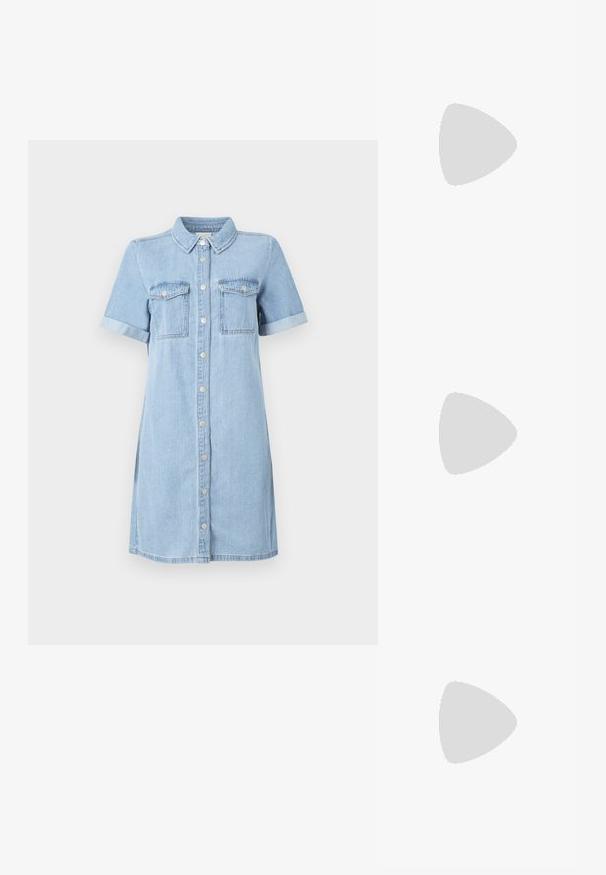 Lyseblå denimkjole med korte ermer, knappes front, to brystlommer og rullede ermer. Glatt tekstur og rett snittdesign.; Hvit bomull t-skjorte med et stort, lyst rødt hummermotiv på fronten. Korte ermer og standard rund hals-design.; Hvit høy-skinn kanvas sneakers med svart gummisåle, gummitåhette foran og seks hull for snorer, med et rent, minimalistisk design.; Rød lærveske med en vinklet, geometrisk design. Har en enkelt justerbar stropp og en klaffelukking med sydd detaljer.