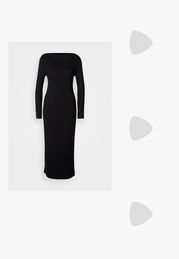 Μαύρο πλεκτό φόρεμα με μακριά μανίκια και λαιμόκοψη σε σχήμα βάρκας, με εφαρμοστή σ silouette, που διαθέτει χρυσά κουμπιά στα μανίκια. Λείος υφής.; Μαύρο παπούτσι slingback με αιχμηρή μύτη και χαμηλό τακούνι, κατασκευασμένο από λείο δέρμα με σχέδιο κοπής στη πλευρά για αερισμό.; Μαύρη δερμάτινη τσάντα ώμου με απαλή υφή, τριγωνικό σχήμα και ρυθμιζόμενο λουρί, συνδυασμένη με ένα ανοιχτό μπλε ριγέ πουκάμισο και λευκό παντελόνι.; Τρία μεταλλικά δαχτυλίδια: ένα ροζ χρυσό, ένα χρυσό με υφές και ένα ασημένιο, όλα με εγχαραγμένο λογότυπο στην εσωτερική πλευρά.