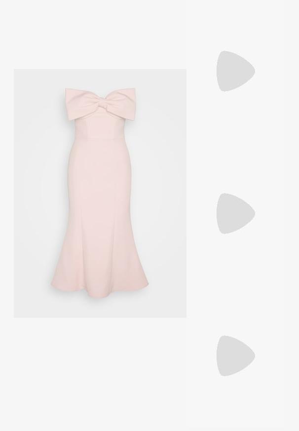 Robe longue rose avec un corsage structuré, un grand nœud au niveau du col et un ourlet évasé. Fabriquée en tissu lisse avec une texture minimale.; Escarpins en cuir verni noir avec bout pointu et talon bloc géométrique. Présente un design élégant et minimaliste ainsi qu'une texture lisse.; Pochette en métal argenté en forme de cœur avec une texture lisse, fermeture à clapet et une bandoulière en chaîne argentée.; Bagues en résine claire et ambre, l'une lisse et transparente, l'autre avec une finition texturée en ambre. Les deux présentent des designs arrondis et épais.
