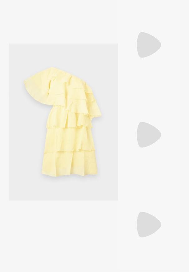 Sárga fodros ruha egy vállpántos dizájnnal, réteges szoknyarészekkel és texturált anyaggal. Könnyed és légies megjelenés.; Arany, fémből készült slingback sarkú cipők hegyes orral és vastag sarokkal. Simaság, minimalista design és keskeny pánt jellemzi.; Fekete bőrtáska ívelt formával, levehető pánttal és arany színű fémrészekkel. A táskán egy csattal díszített fedél található.; Aranyszínű fém fülbevaló, elegáns, ívelt formával. Különleges hegyes alak, fényes felszín és zsanéros záródás jellemzi.