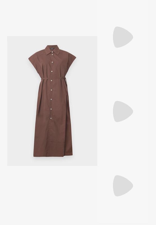 Abito marrone con bottoni, colletto, maniche corte, cintura in vita e un design lungo e fluido. Tessuto in cotone morbido.; Camicia bianca a maniche lunghe, con bottoni e colletto; abbinata a pantaloni neri a vita alta con ritagli e lacci. Sandali neri con strisce zebrate.; Borsa a spalla bianca con una finitura testurizzata, un accentuato fermaglio centrale e una forma curva. Chiusure a cerniera su entrambi i lati.; Orecchini a cerchio in tono oro con una finitura liscia e lucida. Presentano una forma a mezza luna e una chiusura a perno sicura.