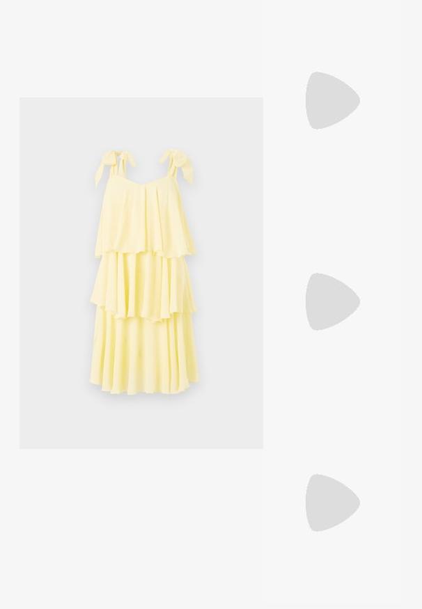 Vestido amarelo em camadas feito de tecido leve, com alças ajustáveis e um design fluido e em camadas com uma textura suave e drapeada.; Sapato slingback em pele sintética castanha com bico pontiagudo e salto moderado. Apresenta uma fivela para um ajuste seguro. Textura suave.; Bolsa transversal de couro castanho com um formato curvado, ferragens douradas e um detalhe de fivela. Inclui uma alça de ombro destacável.; Brinco em metal dourado com um design elegante e curvo. Apresenta uma forma pontiaguda distinta, superfície polida e fecho por dobradiça.