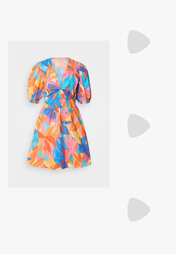 Farverig kort kjole med dyb v-hals, puffærmer og tætsiddende talje. Har et tropisk bladmønster i pink, orange, blå og grøn.; Sorte læderpumper med spids tå og en lav blokhæl. Har en ankelrem med en guldfarvet spænde. Glat tekstur.; Sorte oversized solbriller med gradientlinser, tykke stel og guldfarvet kæde detaljer på tempelarmene.; Guldring med tekstureret, bølget design, der har tre fremtrædende toppe. Glat, skinnende overflade med en åben ring, der gør den justerbar.