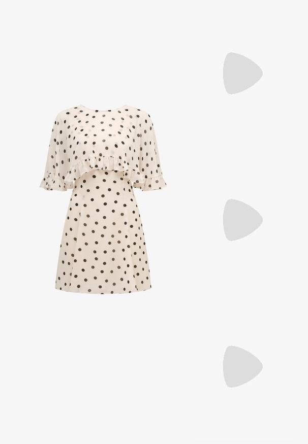 Vestido crema con lunares negros, que presenta un superpuesto volantes en el pecho y mangas cortas y fluidas con detalles de volantes.; Tacones slingback de charol beige con punta afilada y un tacón de 5 cm, con lados recortados y una delgada correa en el tobillo.; Gafas de sol carey con lentes ovalados alargados, tintado marrón, acentos de logo dorado en las patillas y brazos negros elegantes.; Bolso de mano beige con un patrón y forma curva, acentos de cuero y un logo tono dorado en la parte frontal. Cuenta con un asa corta para un fácil transporte.; Collar de perlas y cristales con un diseño redondo y abalorado en tonos suaves, que presenta perlas alternadas y acentos brillantes, llevado alrededor del cuello.