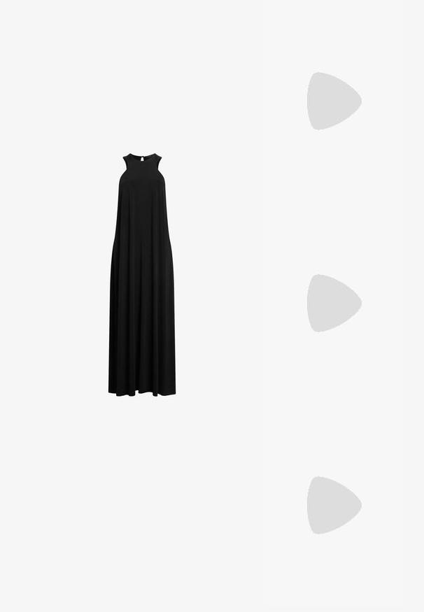 Abito lungo senza maniche di colore nero con scollatura rotonda, silhouette fluida e texture morbida, caratterizzato da un design semplice senza motivi o dettagli.; Sandal in beige piatta con multiple cinghie sottili e una fibbia regolabile. La suola è piatta con un leggero contrasto scuro lungo il bordo.; Occhiali da sole in acetato rosso con forma geometrica a farfalla, lenti color marrone e sottili dettagli in metallo vicino ai cardini.; Borsa a spalla in pelle beige con forma a mezzaluna, texture liscia e un'unica maniglia curva. Presenta una chiusura con zip e cuciture curate.