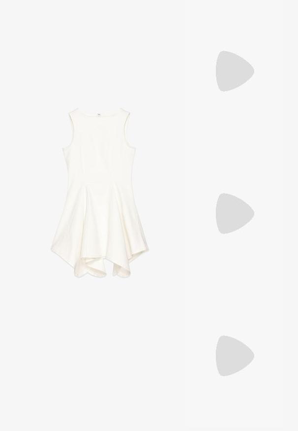 Ärmelloses weißes Kleid aus einem Stoff mit leicht strukturierter Oberfläche, das einen schwingenden Saum und abgesteppte Nähte für eine gute Passform aufweist.; Braune Wildleder-Peeptoe-Sandale mit einem dreieckigen Zehenriemen, Knöchelbindern und einem strukturierten Blockabsatz für Stabilität.; Quadratische Sonnenbrillen mit braunen Gläsern und einem dünnen schwarzen Metallrahmen. Verfügt über schräg gestaltete Bügel und verstellbare Nasenpads für zusätzlichen Komfort.; Braune Lederhandtasche mit runder Form, silbernem Zubehör und dekorativer Naht. Verfügt über einen Schulterriemen und einen Verschluss mit Clip.