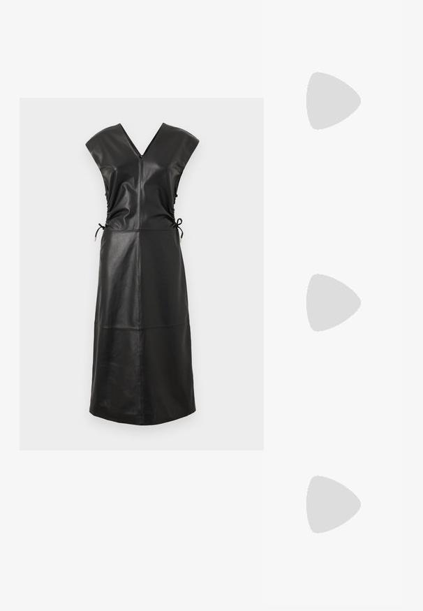 STUDIO ID THEA DRESS - Robe de jour - black; Ballerines en cuir noir avec un bout rond, texture lisse, détails de couture minimalistes et design de semelle flexible.; Sac demi-lune en cuir noir avec des accents en métal doré, doté d'une fermeture éclair. Porté en bandoulière sur un pull gris.; Boucles d'oreilles avec clou en métal doré et design torsadé. Chaque boucle d'oreille est dotée d'un arrière transparent circulaire pour un port sécurisé.