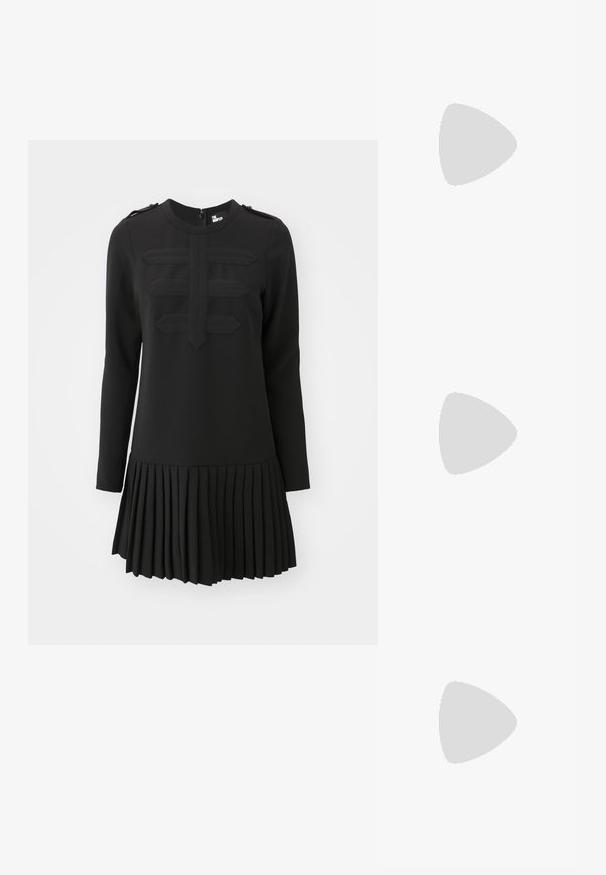 Rochie neagră cu mâneci lungi, fustă plisată și panou frontal texturat. Prezintă un gât rotund și accente cu nasturi pe umeri.; Mule-uri negre din piele, cu vârf ascuțit, textură plisată și un tocuri mici de tip kitten. Prezintă un detaliu cu șnur la deschidere.; Geantă mică din piele neagră, cu o formă rotunjită, mânere superioare și curea detașabilă. Pur tată cu o rochie din material negru și pantofi plisati negri.; Colier aurit cu un pandantiv în formă de literă mică "a", lanț delicat și o mică piatră de accent. Design minimalist cu textură fină.