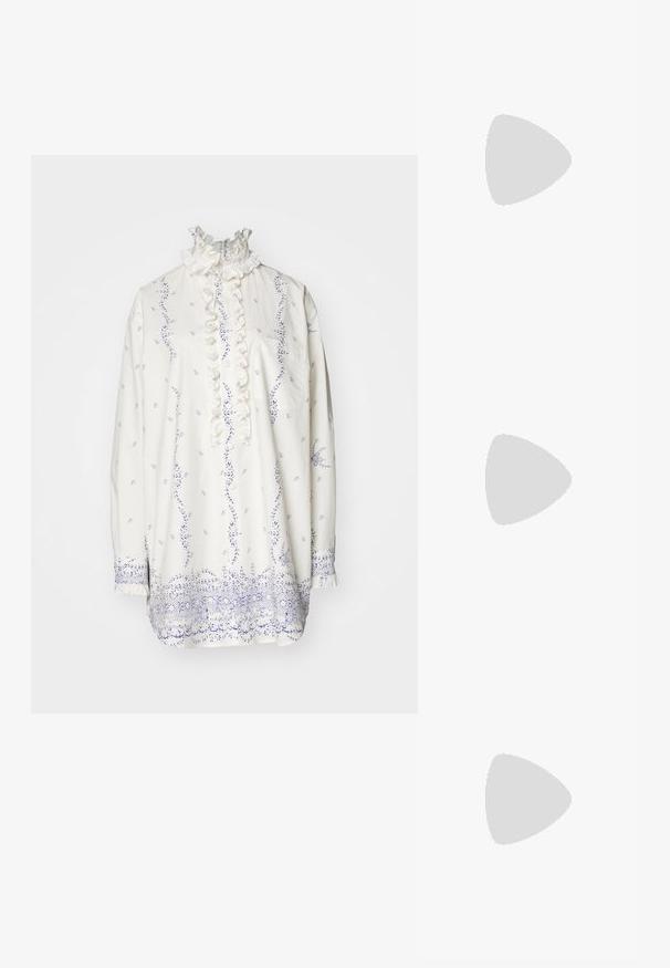 Philosophy di Lorenzo Serafini DRESS - Marškininė suknelė - white; Balti odiniai bateliai su žemu kulnu, atvira nugara, smailiu nosiu ir auksine sagtimi, ant šviesaus vientiso fono.; Cult Gaia UBAH - Delninukė - alabaster; Perlo gėlių auskarai su auksiniais akcentais. Kiekviena žiedlapio dalis puošia mažos, apvalios perlo formos, išdėstytos gėlių raštu, su nukarusiais perlų akcentais.