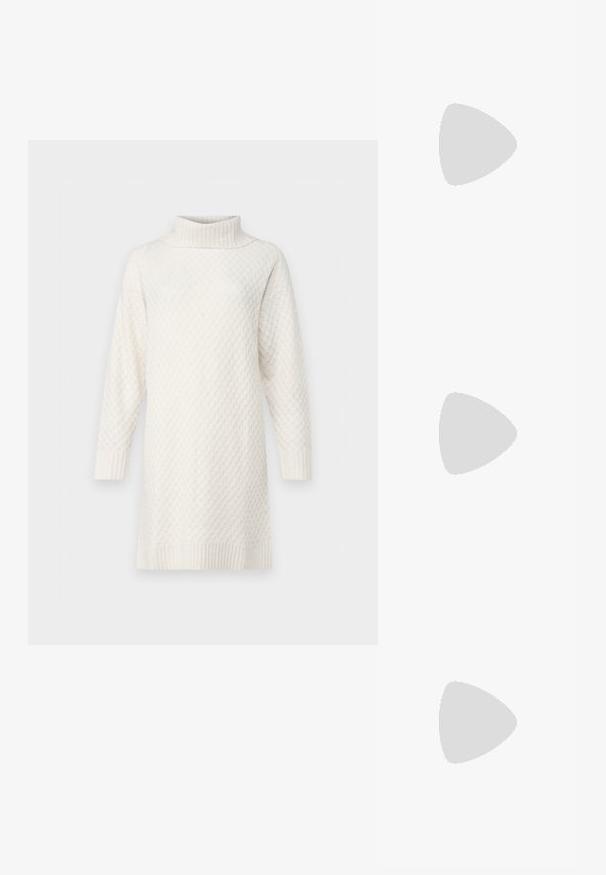 Vestido de malha de cor creme com colarinho alto, apresentando um padrão em diamante texturizado e mangas longas, finalizado com punhos e barra canelados.; Top de gola alta de manga longa, preto, feito de tecido canelado, apresenta um design justo com um decote elevado e sem padrões ou detalhes.; Botas de tornozelo pretas feitas de couro liso, com fecho lateral, salto grosso texturizado e design de bico arredondado.; Bolsa tote preta em couro com textura lisa, forma retangular e duas alças longas. Sem hardware ou enfeites visíveis.