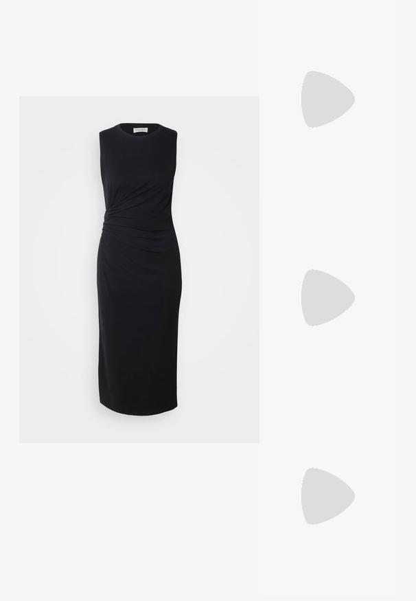 Marc O'Polo DRESS MIDI LENGTH GATHERING AT WAIST - Enostavna obleka - black; Črne gležnjerje s koničastim nosom, narejene iz gladke usnja. Imajo blok peto in prilegajoč zgornji del, z vidnimi šivi.; Črne sončne očala s pravokotnim okvirjem, temnimi lečami in gladko sijajno površino. Imajo tanke temple z diskretnim oznako na strani.; Zlate obročaste uhane z teksturiranim, valovitim dizajnom. Imajo gladko notranjost in vzorčasto zunanjost, kar zagotavlja dinamičen vizualni kontrast.