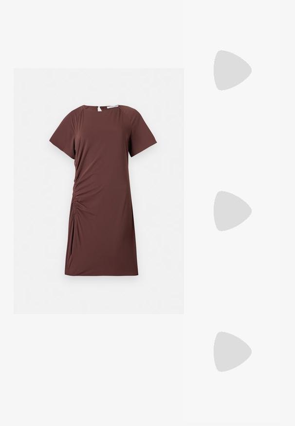 Rochie marron, cu mânecă scurtă, dintr-un material ușor, cu decolteu rotund și detalii pliate pe laterale, creând o siluetă ajustată.; Pantofi slingback din piele lacuită neagră, cu vârf ascuțit, detalii din metal argintiu și toc mic pătrat. Textură netedă și lucioasă pe întreaga suprafață.; Geantă de umăr din piele neagră, cu o textură netedă, formă rectangulară și un detaliu din lanț metalic în față. Include curea reglabilă.; Cercei din argint cu stud pătrat, având un finisaj neted și lustruit, într-o formă de lacrimă, care reflectă lumina cu o suprafață lucioasă.