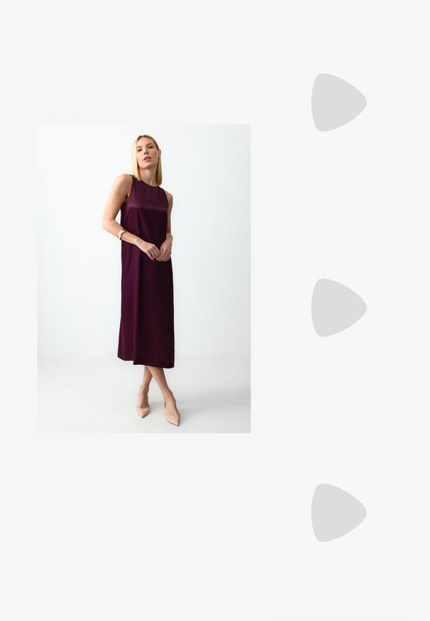 Vestito senza maniche color bordeaux con silhouette dritta, realizzato in tessuto morbido, con orlo a ginocchio e design minimalista.; Scarpe con tacco alto slingback argento con punta affusolata, finitura metallica, due cinturini decorativi e un tacco sottile con punta nera.; Borsa a tracolla intrecciata in paglia di colore beige, con una forma curva, manico corto e zip laterale. Presenta una superficie texturizzata e un design minimalista.; Orecchini color oro con cristalli trasparenti di forma ovale circondati da pietre più piccole e trasparenti, dotati di un design a gancio per una vestibilità sicura.