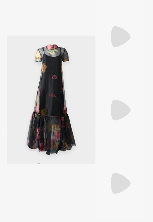 Černé květinové šaty s průsvitnou tkaninou, krátkými rukávy a rozšířeným spodním lemem se volány, zdobené barevnými květinovými vzory.; Zlaté sandály na podpatku s uzlem vpředu, sklady na povrchu a páskem kolem kotníku. Blokový podpatek má žebrovaný design, který zvyšuje přilnavost.; Černá prošívaná kabelka se zlatým řetízkovým popruhem, s výraznou zlatou sponou a malou visačkou, která se pyšní texturovaným koženým povrchem.; Náušnice ve zlatém tónu ve tvaru uzlu s propleteným designem. Každá náušnice má kulatou průhlednou oporu pro bezpečné nošení.