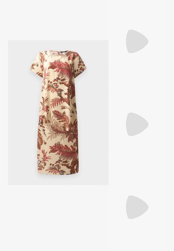 Robe fleurie beige avec des motifs botaniques rouges et bleus ; manches courtes, coupe décontractée, tissu doux, longueur genou, décolleté rond.; Chemise blanche à manches longues raccourcie en coton. Elle présente un devant à boutons, une poche sur la poitrine et un petit logo noir en bas à gauche.; Chaussure en cuir noir à talon ouvert avec un bout pointu, présentant un accent tressé et un design supérieur plissé. Semelle plate avec un matériel minimal.; Sac à main en cuir marron avec une finition texturée, un design angulaire et une poignée supérieure distinctive. Présente un détail de sangle tissée à motif.