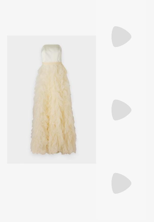 Strapless kjole i lys gul satin, med en rynket tylskørt med lagdelt tekstur, som skaber en fuld, flydende silhuet.; Sorte patent slingback hæl med spids tå, prydet med tekstureret slangeskindsmønster, justerbar rem og en kort, tekstureret blokhæl.; Sort læder crossbody taske med to frontlommer, guldspænder, lynlåslukning og en slank rem. Struktureret overflade og kompakt rektangulær form.; Guldfarvede metal hoops øreringe med en bøjet, forlænget form. Har en glat, skinnende overflade og en afrundet spids for ekstra detalje.