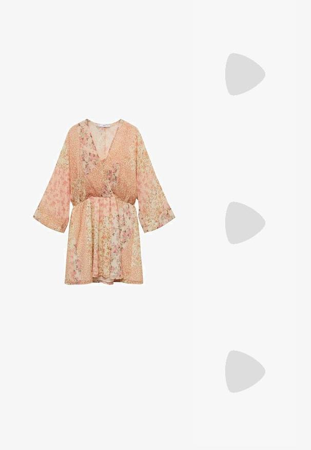 Šaty s kvetinovým vzorom v odtieňoch ružovej, s výstrihom do V, širokými rukávmi a pritiahli sa v páse pre lepší tvar, vyrobené z ľahkého, priesvitného materiálu.; Čierne lakované kožené sandálové podpätky s špicatou špičkou a geometrickým blokovým podpätkom. Disponujú elegantným, minimalistickým dizajnom a hladkým povrchom.; Hnedé osemuholníkové slnečné okuliare s priehľadným jantárovým rámom a hnedými tónovanými sklami. Obsahujú kovový akcent na mostíku a štíhle nožičky.; Čierna kožená kabelka s zaobleným tvarom, odnímateľným popruhom a zlatými doplnkami. Kabelka má klopu s detailom s prackou.