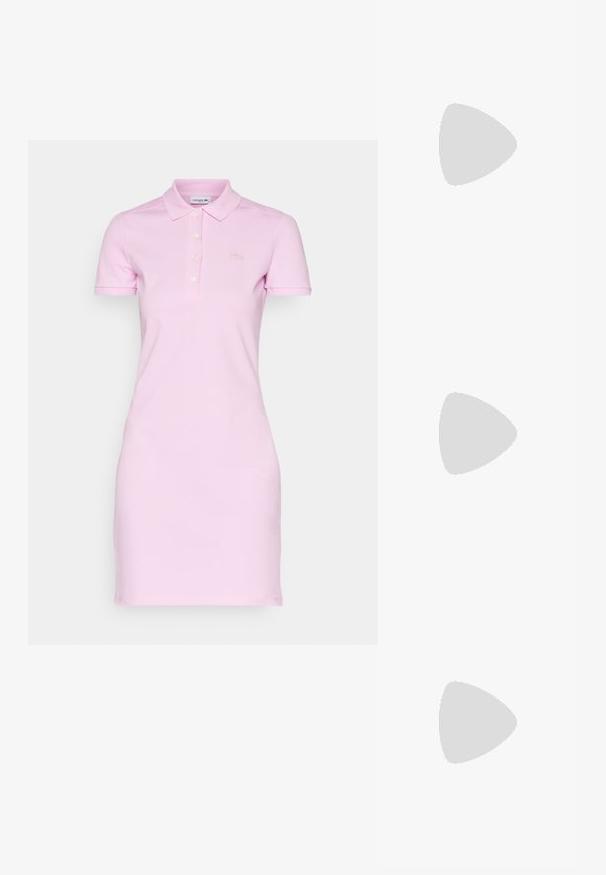 Polo obleka iz svetlo rožnatega bombaža, z značilnim ovratnikom, kratkimi rokavi, zapenjanjem na tri gumbe in vezenim logotipom na prsih.; Črne lakirane slingback pete s koničastim nosom in geometrijsko blokasto peto. Imajo eleganten, minimalističen dizajn in gladko teksturo.; Črna usnjena hobo torba z gladko teksturo, ukrivljeno obliko in eno nastavljivo naramnico; ima širok odprtina na vrhu.; Zlate obročeve uhane z teksturirano, nepravilno površino. Imajo lahko konstrukcijo in okroglo obliko, primerne za vsakodnevno nošenje.