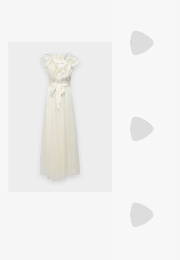 Valkoinen ilman hihoja oleva mekko, jossa on röyhelöinen kukkakaulus, pilkkujakku ja satiinivyö. Lattian pituinen, pehmeää kangasta, jossa on läpikuultava päällinen.; Litte sandaalit, joissa on kultainen metalliviimeistely, ohuet hihnat ja solmimislukitus. Pohja on valmistettu ruskeasta nahasta ja siinä on minimaalinen muotoilu.; Ruskea mokkahamppari, jossa on jämäkkä muoto, pyöreä runko ja pitkät timantinmuotoiset kahvat. Varustettu hopeasävyisellä sulkumekanismilla.; Kultaketju, jossa on kiertyneet linkit, valkoisia helmiä ja vihreä kiviakseli. Ominaisuuksiin kuuluu monimutkaiset yksityiskohdat ja kiinnitysklipsi.