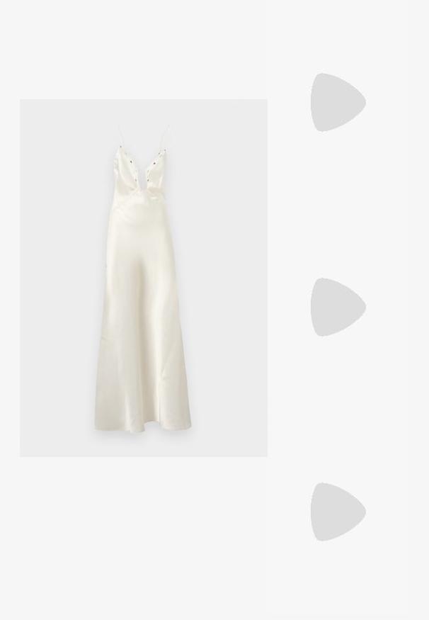 Robe en satin ivoire avec un décolleté en V profond, des bretelles fines et des accents de broderie florale. Présente un corsage ajusté et une jupe fluide.; Sandale à talons hauts métallisée dorée avec une sangle à la cheville, deux bandes avant étroites et un talon bloc. Comprend des embellissements décoratifs.; Pochette en or métallique avec une forme allongée et arrondie, dotée d'une chaîne et d'une fermeture à clip. Surface lisse et réfléchissante.; Boucles d'oreilles en métal doré en forme d'anneau, avec une forme courbée et allongée. Elles présentent une surface lisse et brillante avec une pointe arrondie pour un détail supplémentaire.