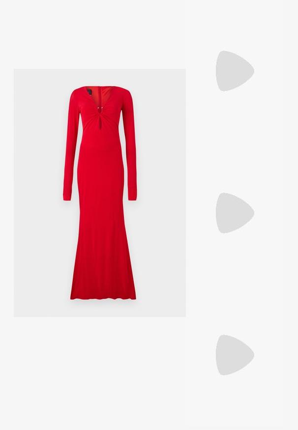 Robe rouge à manches longues avec un décolleté en V, des détails froncés au niveau de la poitrine et une silhouette ajustée qui s'évase en bas. Texture du tissu lisse.; Des sandales noires à talons hauts avec des fines lanières au design noué, un bout carré lisse et un talon aiguille élégant.; Sac à main en métal gris clair avec une bandoulière en chaîne, orné de petits clous métalliques ronds et d'un logo de marque triangulaire.; Boucles d'oreilles en argent avec une finition lisse et brillante. Forme arrondie, conception légère, avec un fermoir à tige.