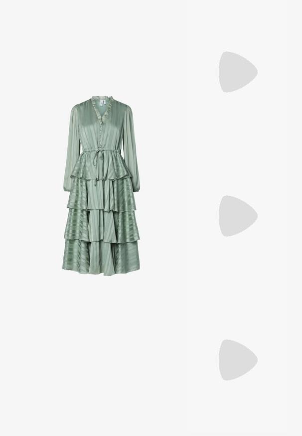 Zaļš, daudzslāņu kleita ar garām piedurknēm, ar ruffle krūšu daļu, pogu detaļām un aukliņu viduklī. Izgatavota no gluda, svītrainā auduma.; Melni papēžu sandales ar vairākiem krustveida siksnām. Gluda materiāla, norādīta purngala un šaura papēža. Regulējama potītes siksna ar sprādzīti.; Melnas ādas rokassoma ar izliekta formu, noņemamu siksnu un zelta aksesuāriem. Somai ir vāciņš ar sprādzes detaļu.; Zeltīti metāla auskari ar gludu, izliekta dizaina. Ar atšķirīgu smailu formu, pulētu virsmu un eņģu aizdari.