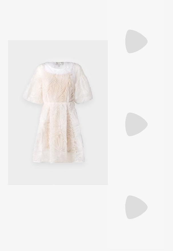 Robe à manches courtes, longueur genou en beige clair avec un design floral texturé en couches. Fabriquée en tissu transparent, elle présente un col rond et une taille élastique.; Escarpin slingback en vernis noir avec un bout pointu, présentant un imprimé serpent texturé, une sangle réglable et un petit talon bloc texturé.; Sac à main en cuir blanc avec un fini texturé, doté d'une bandoulière en chaîne dorée et d'accents noirs. Comprend une poche avant et une fermeture éclair.; Boucles d'oreilles en métal doré en forme d'anneau, avec une forme courbée et allongée. Elles présentent une surface lisse et brillante avec une pointe arrondie pour un détail supplémentaire.