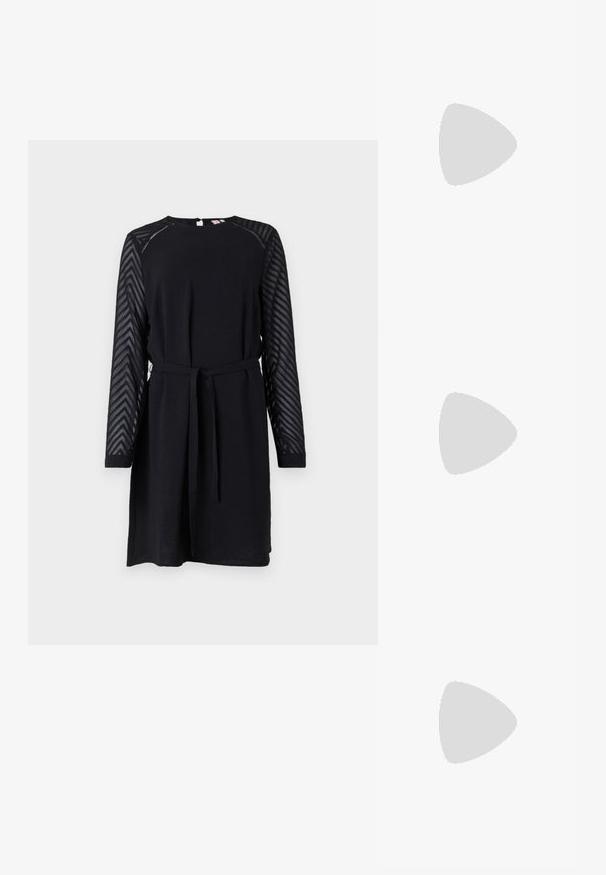 Rochie neagră cu mâneci lungi dintr-o țesătură transparentă texturată, având un model în zigzag, decolteu rotund și un cordon din material la talie.; Pantof cu toc înalt și vârf ascuțit, cu o schemă de culori argintii, aurii și nude. Finisaj lucios cu un design decupat, având un toc stiletto.; Pouch bag metalizat argintiu, cu o formă moale și rotunjită și un închidere de tip nod la partea de sus. Fabricat dintr-un material sintetic din piele netedă.; Cercei din argint cu un design torsadat, având un finisaj lucios și închidere cu tijă. Au un diametru de aproximativ 3 cm.