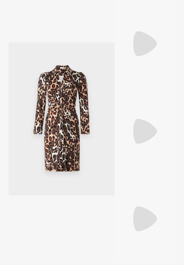Diane von Furstenberg SHESKA DRESS - Vestido informal - jungle cat; Sandalias de cuero negro con acentos de hebillas doradas, que cuentan con múltiples correas y un diseño de suela plana para usar con los dedos al aire.; Bolso de mano de cuero marrón claro con un diseño de pliegue triangular único, asa superior y correa para el hombro desmontable sobre fondo blanco.; Pulsera de oro con una superficie lisa y pulida. Lleva puesta en una muñeca de piel oscura, complementando un suéter beige de textura.