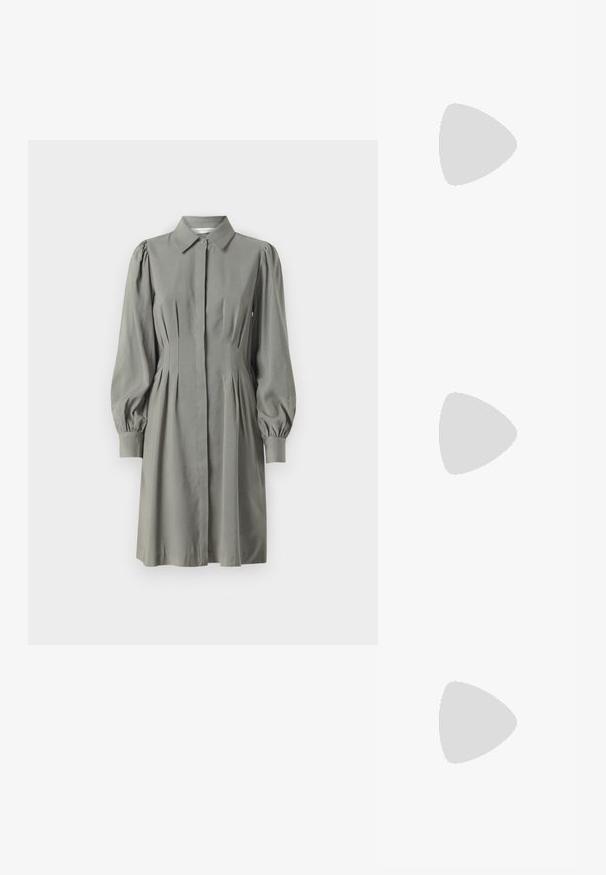 Rochie cu guler în verde măsliniu, cu mâneci bufante, față cu nasturi și detalii pliate pe laterale. Textură de material neted.; Pantofi cu toc slingback din piele lacuită neagră, cu vârf ascuțit și toc geometric. Prezintă un design elegant, minimalist și o textură netedă.; Ochelari în nuanță de țestoasă maro, cu lentile ovale, brațe subțiri și accente transparente. Prezintă un logo subtil pe tâmplă. Design elegant și ușor.; Geantă de umăr metalică aurie cu un design structurat, textură netedă și curea reglabilă. Prezintă o formă triangulară unică și cusături minimaliste.