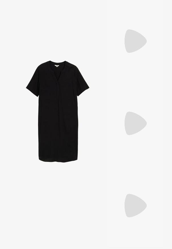Vestido negro de manga corta con escote en V, corte recto y tejido suave con un ligero brillo. Sin patrones ni detalles metálicos.; Tacones slingback de charol negro con punta afilada, un diseño de corte redondeado y tacón bloque. Incluye un detalle de hebilla en tono dorado.; Gafas de sol negras de gran tamaño con lentes degradados, montura gruesa y detalles de cadena en tono dorado en las patillas.; Bolso negro con superficie texturizada, doble asa superior y correa para hombro ajustable. Presenta herrajes en tono dorado y bolsillos laterales.