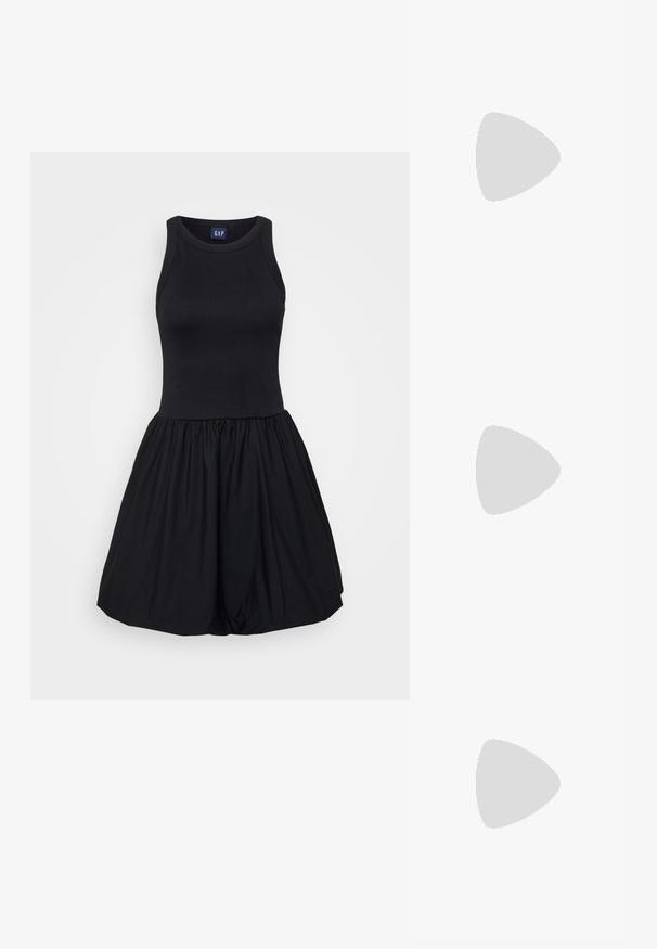 Musta mekko, jossa on istuva tank top -yläosa ja leveä, rypytetty hameosa. Valmistettu pehmeästä, joustavasta kankaasta, joka tuntuu sileältä.; Musta litteä sandaali, jossa on ohuet, ristiin menevät remmit ja solki. Muotoilu on minimalistinen, ja siinä on litteä pohja sekä neliönmuotoinen varvas.; Musta nahkainen olkalaukku, jossa on sileä pinta, suorakulmainen muoto ja metalliketju yksityiskohtana edessä. Mukana säädettävä hihna.; Korvakorut kultasävyssä, joissa on kaareva, renkaan muotoinen muotoilu ja huomattava hopeinen pallokuvio. Kiillotettu metallipinta, takakiinnitys.