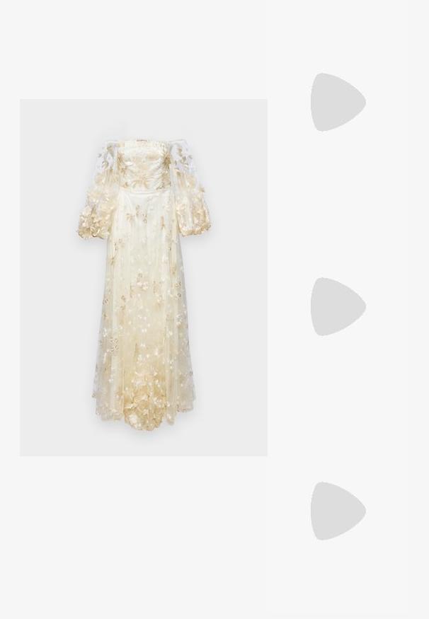 Ida Sjöstedt CASSANDRA GOWN - Iltapuku - ivory; Kultaiset korkeat sandaalit, joissa on spiraalimallinen nilkkaremmi, avoin varvas, ristikkäinen etuosa, sileä metallinen pinta ja hoikka lohko-korko.; Valkoinen käsilaukku pyöristetyllä muodolla, jossa on teksturoitu pinta hopeisista napeista. Siinä on ohut olkahihna ja tyylikäs suljin.; Helminauha, jossa on kultakorostuksia, kolme jalokiviä sisältävää asetelmaa ja letitetty ketjukohta. Väripaletti sisältää valkoista ja kultaa.