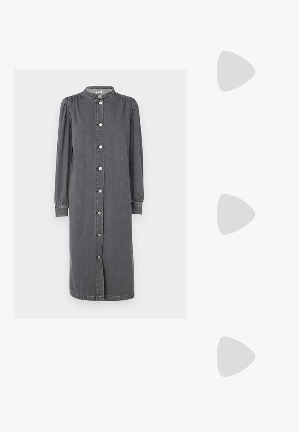 Langermet, knappet kjole laget av grå denim. Har stående krage, sidesplitter og puffermer med elastiske mansjetter.; Svarte patentlær slingback hæler med spiss tå og geometrisk blokk hæl. Har et stilrent, minimalistisk design og jevn tekstur.; Svart lærveske med en buet form, avtagbar stropp og gullbeslag. Vesken har et klaff med spenne-detall.; Tre par øreringer: store hvite perle-stud, gullringer med klare edelstener, og to lange, rette gull-accent øreringer med glitrende detaljer.