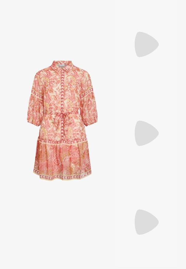 Sart pink paisley kjole med trekvartærmer, knapfront, taljebånd og lagdelt nederdel med mønstrede kanter.; Sort patenteret læder slingback højhælet sko med spids tå, rektangulær blokhæft og guldtonet hardwaredetalje.; Vævet stråhåndtaske med en buet silhuet, der har en glat sort læderrem og en matching lille pung, der er fastgjort med en håndledsrem.; Guldtonede øreringe med teksturerede, bølgede former. Inkluderer skulpturelle clips og en åben ringdesign med en hamret finish.